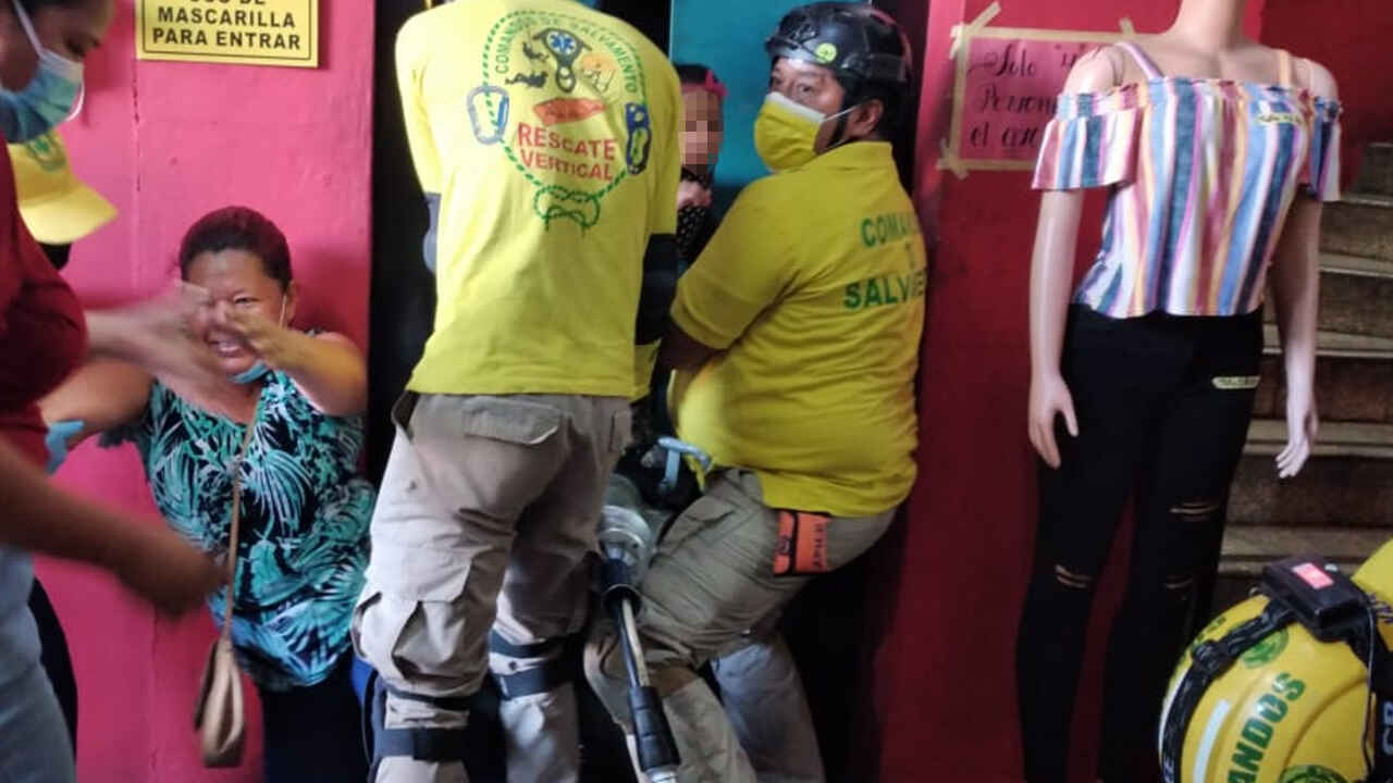 personas quedan atrapadas en ascensor popular de ropa usada del centro de San Salvador - diariolibresv